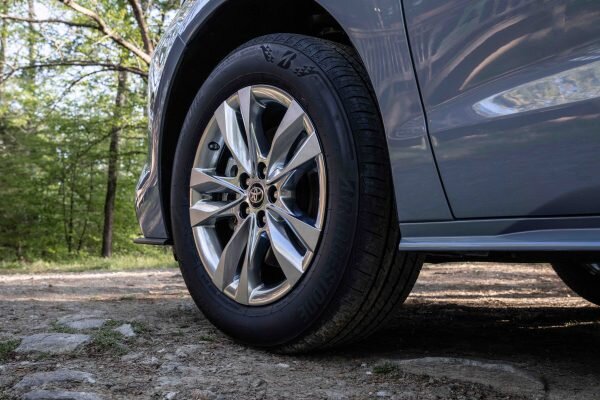 2022_Toyota_Sienna_Woodland_Special_Edition_006-600x400.jpg
