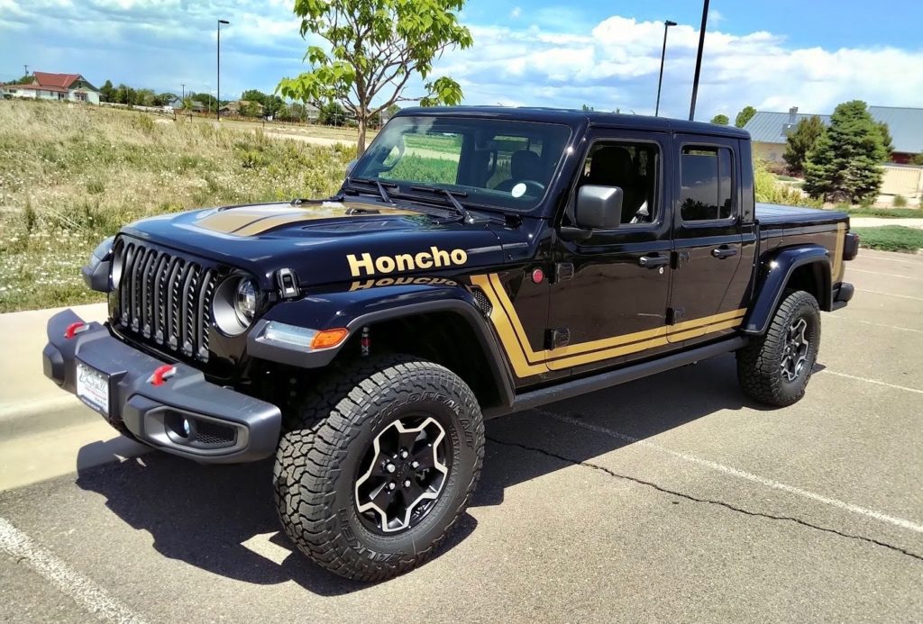 Gold Honcho style graphics on a Jeep Gladiator.