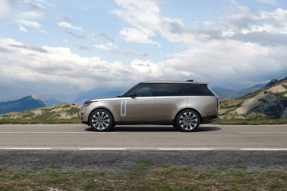 Land Rover Reveals the Innovative 2022 Range Rover