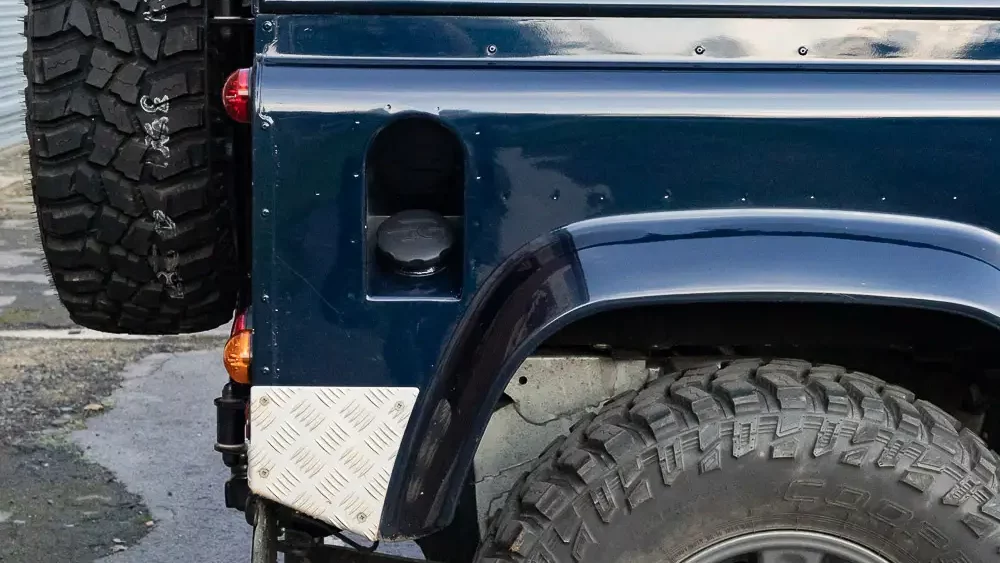 Photo of the fuel-filling cap of a Land Rover Defender 90.