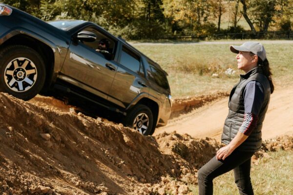 Sarah Batten training attendees at Overland Expo.